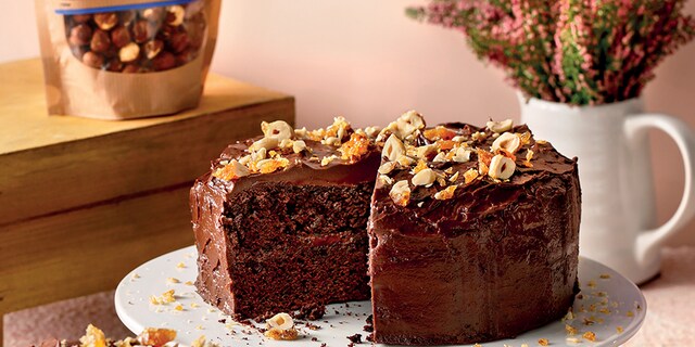 Κέικ σοκολάτα χωρίς μίξερ, με γλάσο σοκολάτας και καραμελωμένα φουντούκια