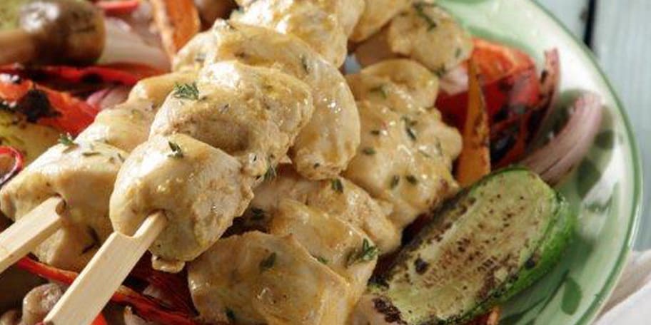 Σπιτικά σουβλάκια από στήθος κοτόπουλου, μαριναρισμένα σε χυμό και ξύσμα πορτοκαλιού και ψημένα σε λαδόκολλα, συνοδεία ψητών λαχανικών  