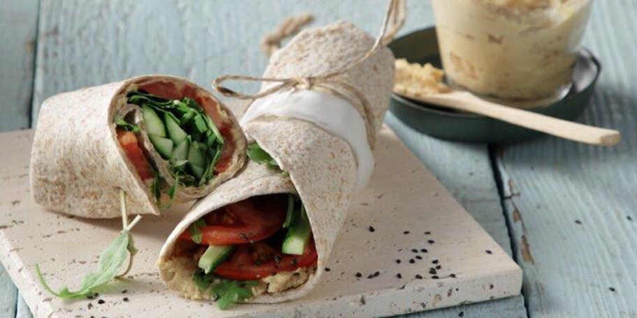 Αραβική ολικής με χούμους, ντομάτα, ρόκα και μαυροκούκι