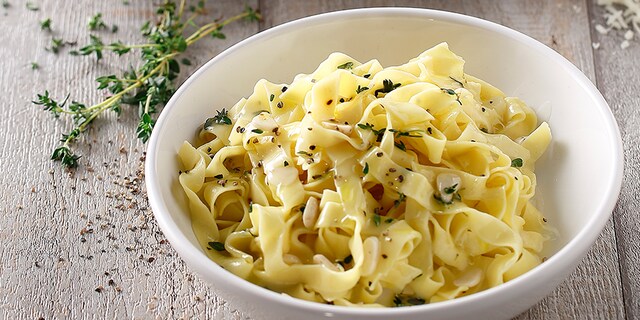 Μακαρονάδα με λεμόνι, σκόρδο και πιπέρι