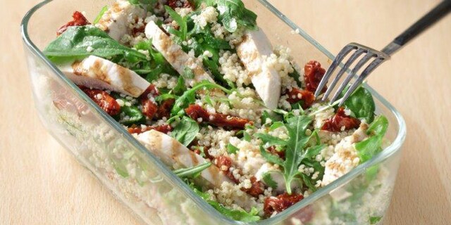 Σαλάτα με πρασινάδες, κινόα και ψητό κοτόπουλο