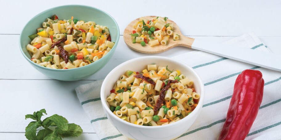 Δροσερή μακαρονοσαλάτα με πολύχρωμα λαχανικά