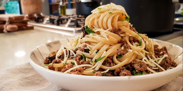 Λιγκουίνι με κιμά. Δαμάσκηνο και καπνιστή πάπρικα