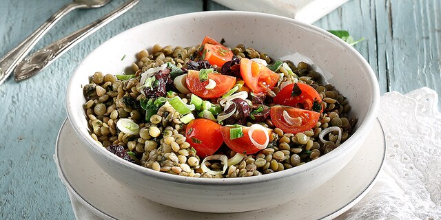 Φακές σαλάτα με ντοματίνια, βασιλικό και ανθότυρο