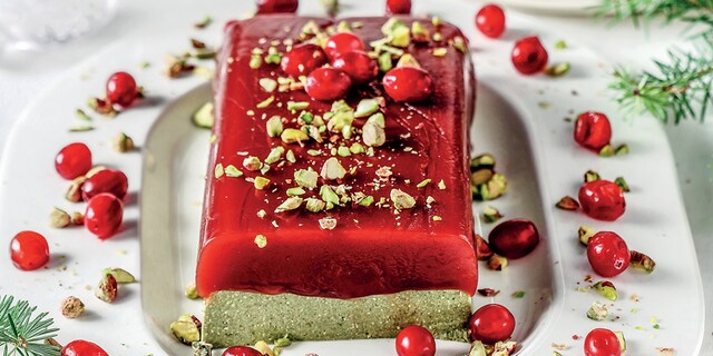 Χειροποίητο τυρί φιστικιού Αιγίνης με ζελέ κράνμπερις και κράκερ λιναρόσπορου