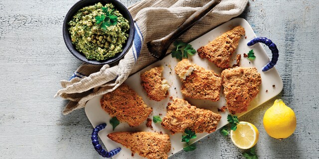 Μπακαλιάρος σε κρούστα ψητός στον φούρνο με μαϊντανοσαλάτα με κάπαρη & καρύδια