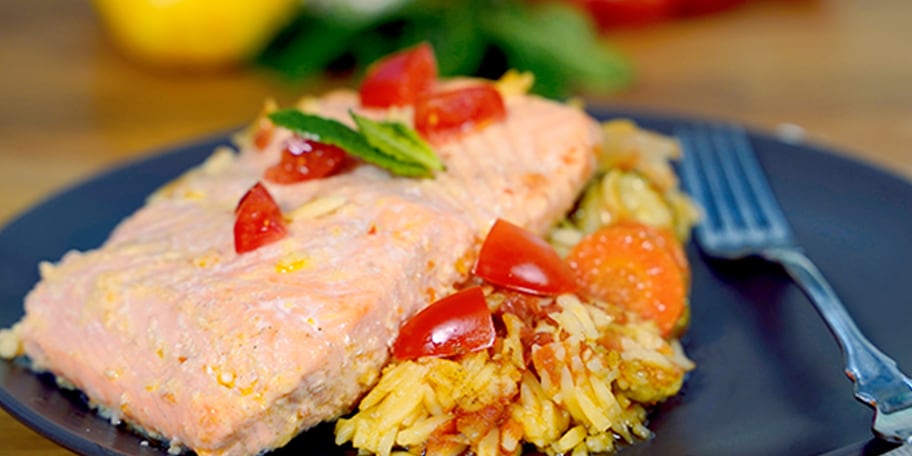 Γιουβέτσι σολωμού με λαχανικά