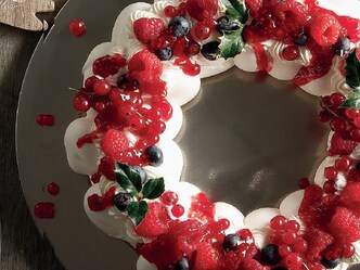 Γιορτινό στεφάνι μαρέγκας με μασκαρπόνε και κόκκινα φρούτα