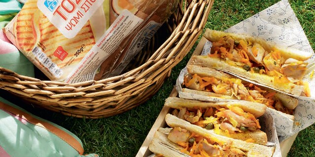 Σαντουιτσάκια με ψωμί του τοστ και σπιτική κοτοσαλάτα