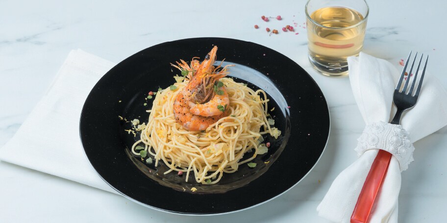 Γαριδομακαρονάδα με λεμόνι, σκόρδο και κρασί