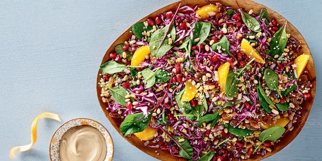 Detox σαλάτα με σιτάρι, κινόα, λαχανικά και dressing ταχινιού