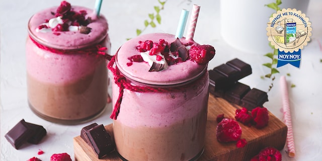 Δίχρωμο smoothie με κακάο, κόκκινα φρούτα και γιαούρτι