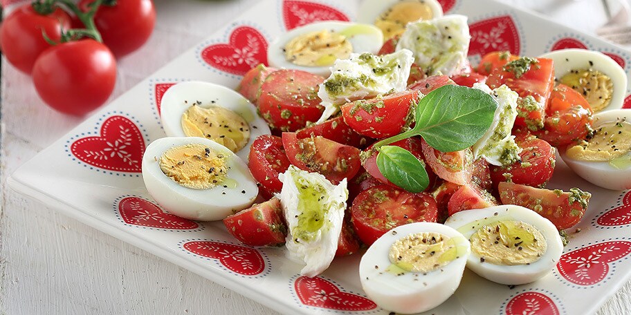 Αβγά καπρέζε με πέστο βασιλικού, ντοματίνια και μοτσαρέλα