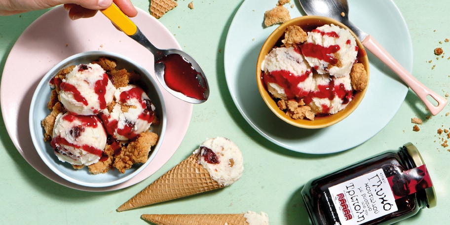 Πάβλοβα με παγωτό βανίλια και σάλτσα από κεράσια