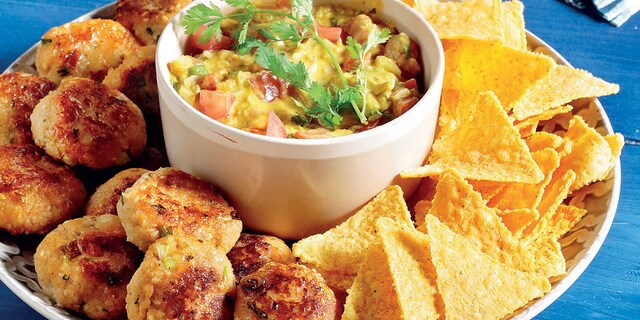 Πικάντικα ψαρομπιφτέκια, νάτσος και κρέμα αβοκάντο