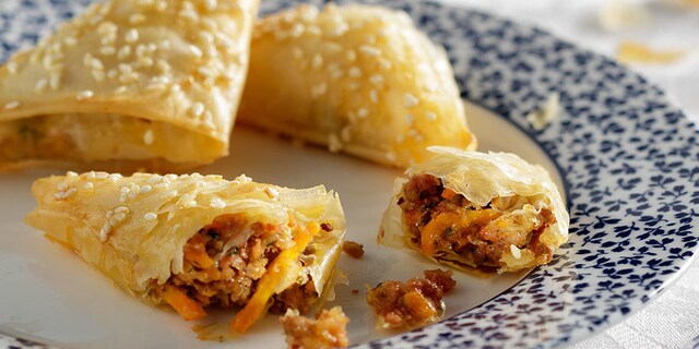 Τριγωνάκια με κιμά χωριάτικου λουκάνικου  