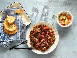 Χταπόδι με λιαστές τομάτες και σάλτσα βαλσάμικου