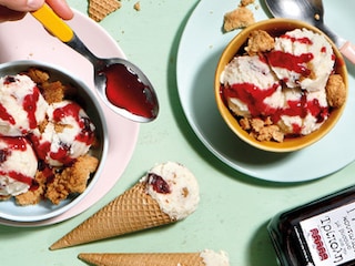 Πάβλοβα με παγωτό βανίλια και σάλτσα από κεράσια