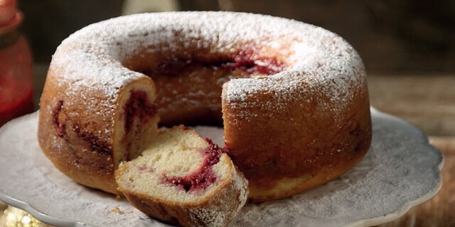 Κέικ γιαουρτιού με λευκή σοκολάτα και κόκκινα φρούτα