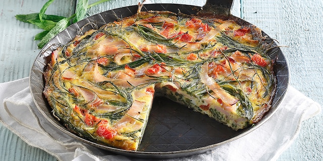 Ομελέτα με αλμυρίκια ή βλίτα, δυόσμο και καπνιστή γαλοπούλα 