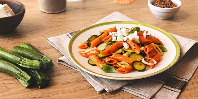 ΣΑΛΑΤΑ ΜΕ ΠΕΝΝΕΣ ΑΠΟ ΚΟΚΚΙΝΗ ΦΑΚΗ, ΦΡΕΣΚΟ ΒΑΣΙΛΙΚΟ, ΚΟΛΟΚΥΘΑΚΙ, ΦΡΕΣΚΟ ΚΡΕΜΜΥΔΑΚΙ ΚΑΙ ΦΕΤΑ