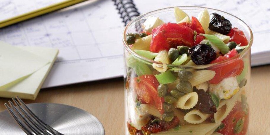 Πένες με χωριάτικη σαλάτα