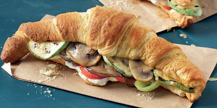 Κρουασάν με ψητά λαχανικά, κρέμα τυριού και ντοματίνια