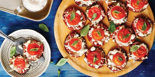 Μίνι πίτσες με βάση από μελιτζάνα, με γραβιέρα, φέτα και ντομάτα