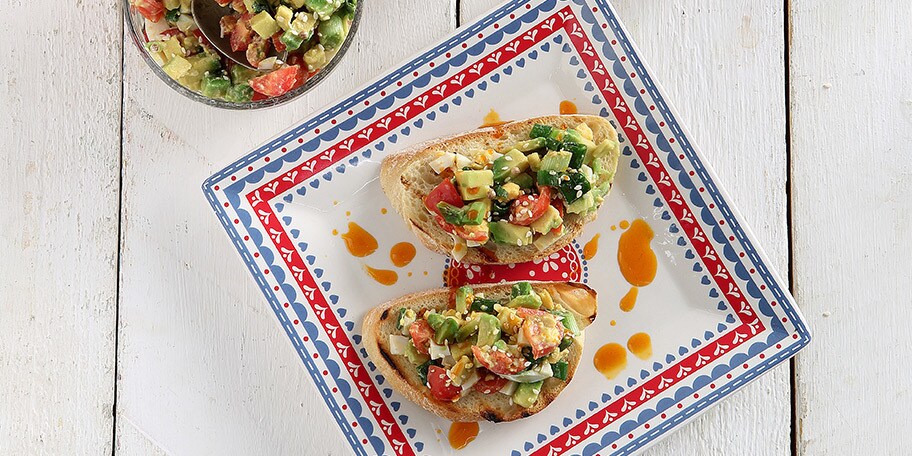 Μπρουσκέτες με αβγά, αβοκάντο και λάιμ