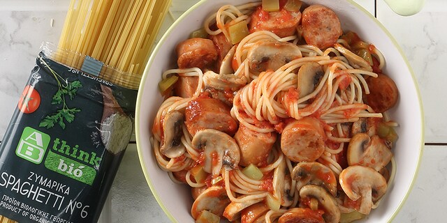 Μακαρονάδα με σάλτσα μανιταριών και λουκάνικα κοτόπουλου