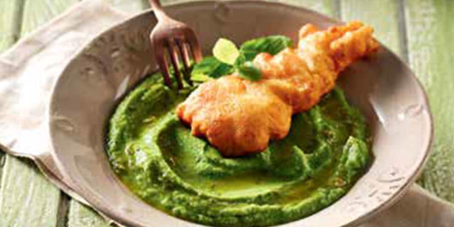 Μπακαλιάρος τηγανητός με πουρέ αρακά και βινεγκρέτ δυόσμου