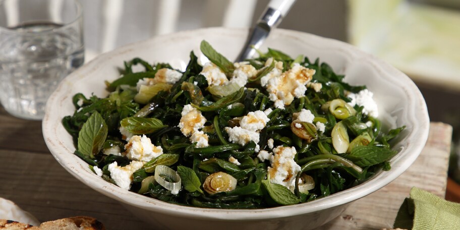 Ζεστή σαλάτα με άγρια χόρτα, μυζήθρα και  ντρέσινγκ με πετιμέζι
