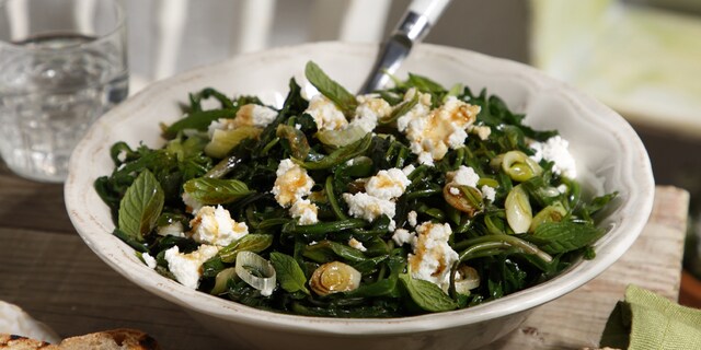 Ζεστή σαλάτα με άγρια χόρτα, μυζήθρα και  ντρέσινγκ με πετιμέζι