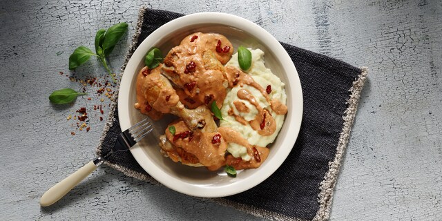 Κοτόπουλο με σάλτσα από λιαστή ντομάτα και τυριά