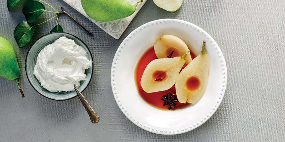 Αχλάδια σε σαμιώτικο κρασί με μπαχαρικά