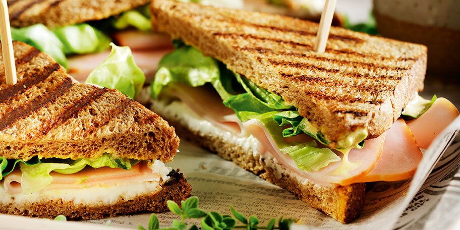 Τοστ με ψωμί ολικής, γαλοπούλα, μουστάρδα, γαλλική σαλάτα και κατίκι