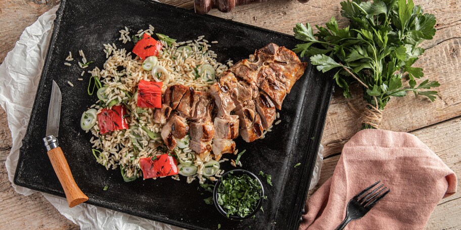 Μπριζόλα μοσχαρίσια κόντρα, με καστανό ρύζι, πιπεριές και μυρωδικά