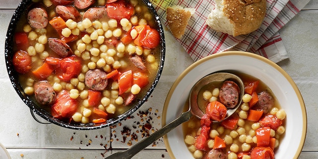 Ρεβιθάδα στη γάστρα με ντοματίνια και χωριάτικο λουκάνικο