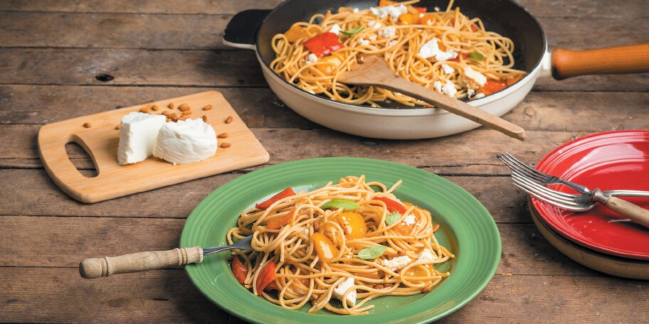 Μακαρονάδα ολικής άλεσης με peperonata, βασιλικό και ανθότυρο