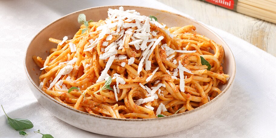 Σπαγγέτι με πέστο ψητής πιπεριάς Φλωρίνης, πεκορίνο & φρέσκια ρίγανη