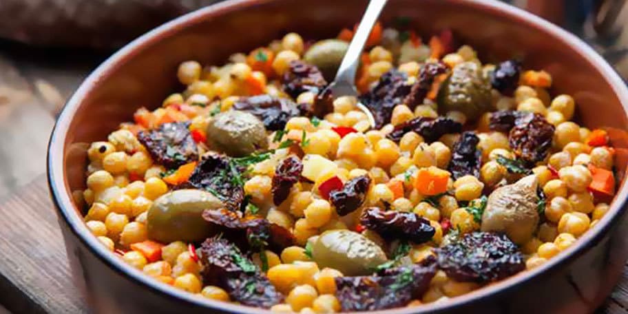 ΡΕΒΙΘΙΑ ΜΕ ΛΙΑΣΤΕΣ ΝΤΟΜΑΤΕΣ ΚΑΙ ΕΛΙΕΣ ΣΤΟΝ ΦΟΥΡΝΟ