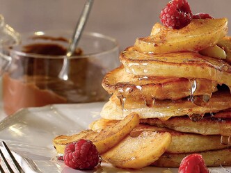 Pancakes με σοταρισμένα μήλα και μέλι