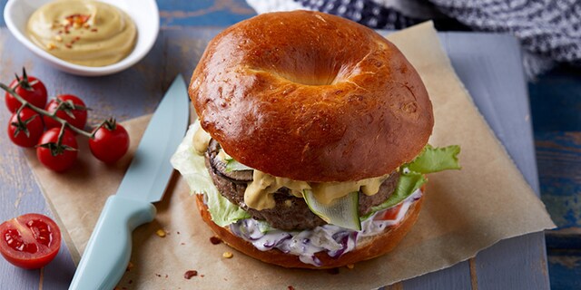 Burger με coleslaw, μανιτάρι ψητό & μουστάρδα με μπούκοβο