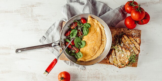 Ομελέτα λαχανικών με ψωμί πολύσπορο