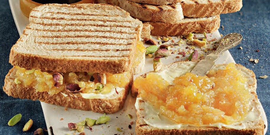 Τοστ με μαρμελάδα εσπεριδοειδών, βούτυρο και φιστίκια Αιγίνης