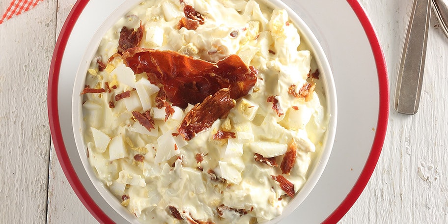 Ρώσικη σαλάτα με αβγά, αρωματικά και τραγανό προσούτο 