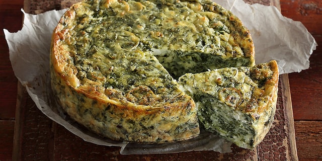 Τούρτα με αρωματικά χόρτα, κρέμα σιμιγδαλιού και πρόβεια φέτα