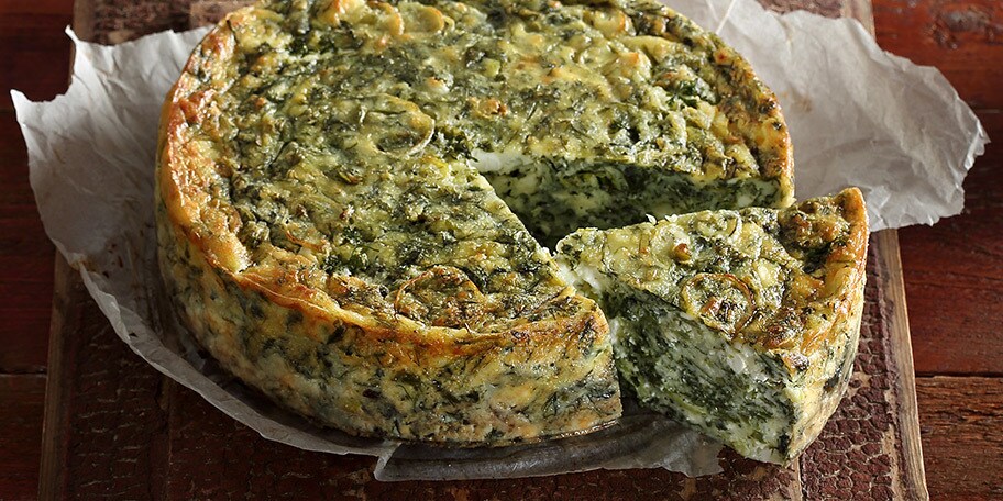 Τούρτα με αρωματικά χόρτα, κρέμα σιμιγδαλιού και πρόβεια φέτα