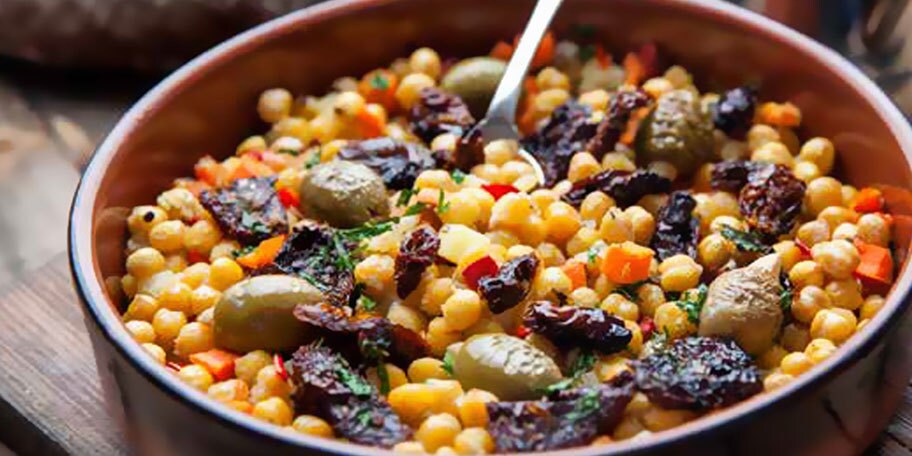 ΡΕΒΙΘΙΑ ΜΕ ΛΙΑΣΤΕΣ ΝΤΟΜΑΤΕΣ ΚΑΙ ΕΛΙΕΣ ΣΤΟΝ ΦΟΥΡΝΟ