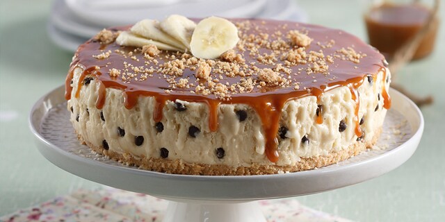 Τούρτα παρφέ μπανάνα σοκολάτα με κραμπλ ινδοκάρυδου και σάλτσα καραμέλας